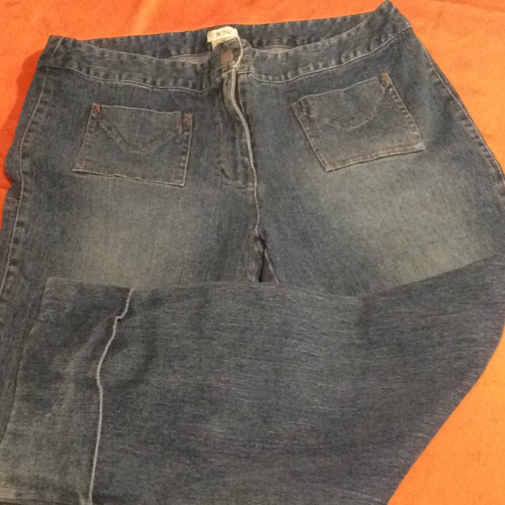 Jean Capris, 2 small pocket on back great for iPod